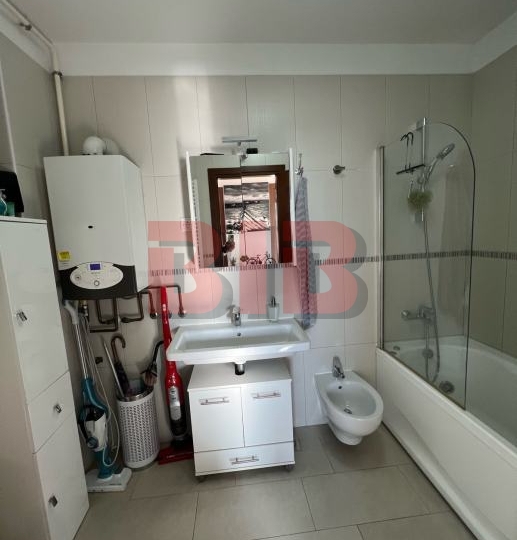 Srdoči, lijep 3S+DB, garaža, lift, dodatni parking