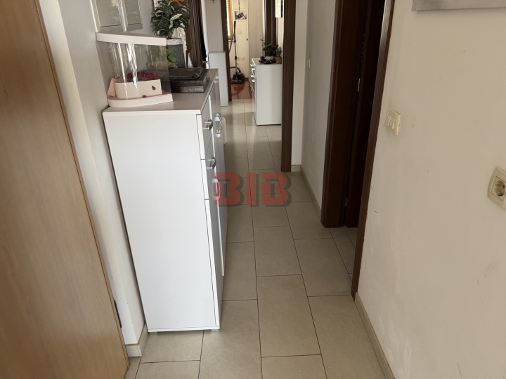 Srdoči, lijep 3S+DB, garaža, lift, dodatni parking