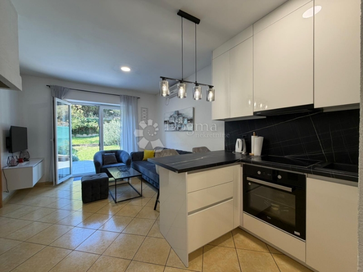 Stan u prizemlju s vrtom i terasom, renovirano!!!