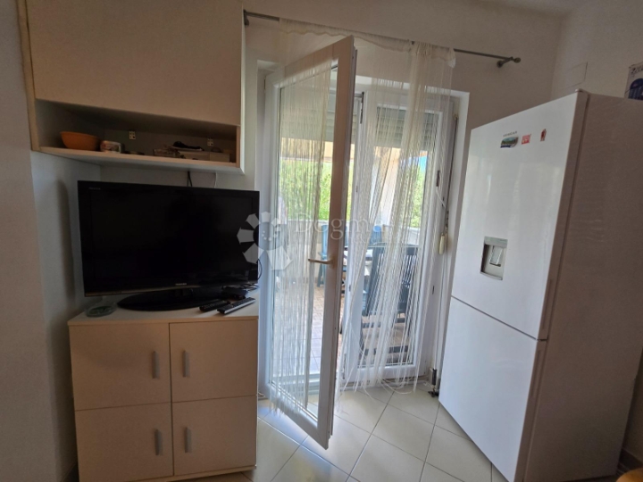 Dodir mora i tišine – šarmantni apartman u srcu Tkona