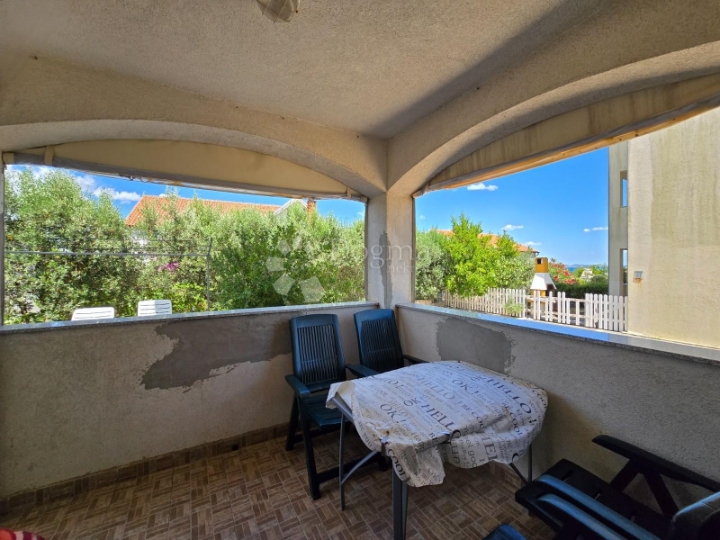 Dodir mora i tišine – šarmantni apartman u srcu Tkona