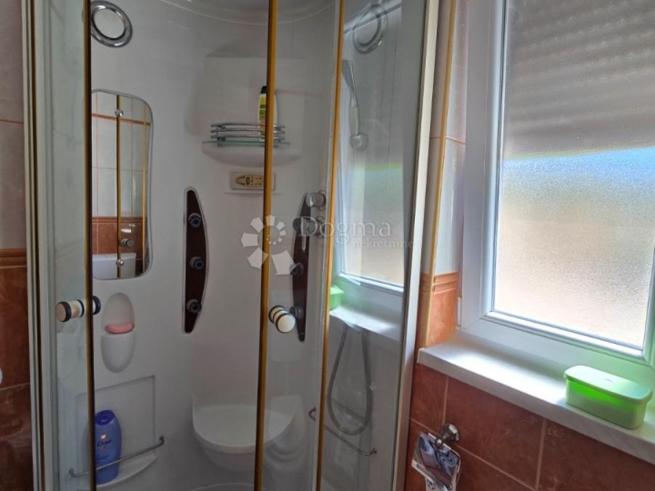 Dodir mora i tišine – šarmantni apartman u srcu Tkona