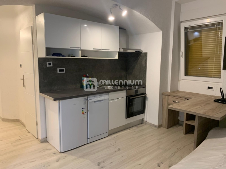 Opatija, 53.92m2, dva stana, 100m do mora