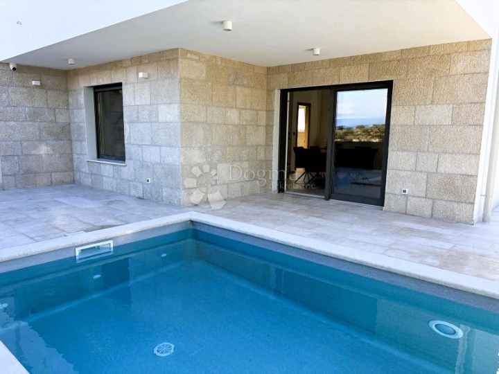 Malinska,  novogradnja s bazenom