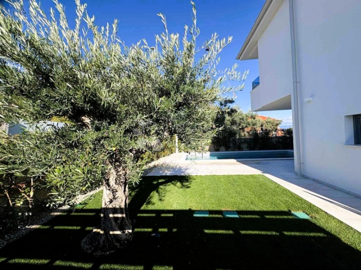 Malinska,  novogradnja s bazenom