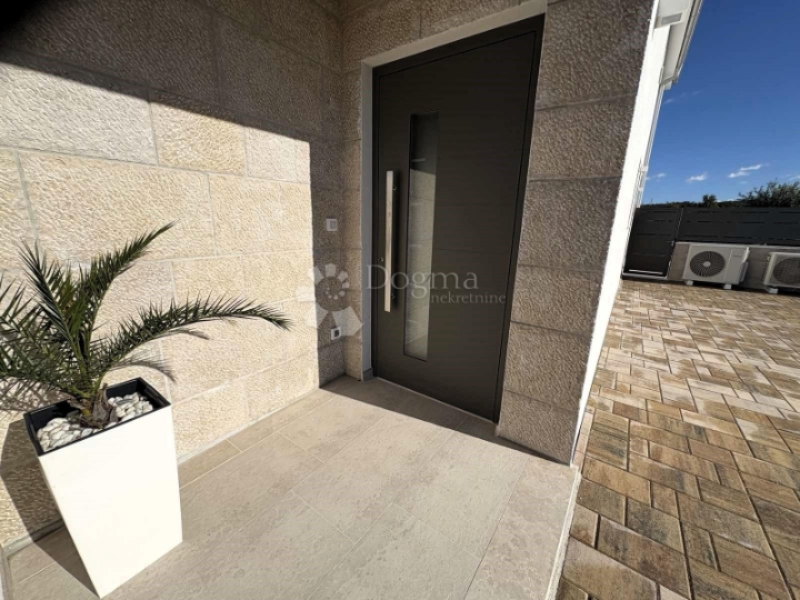 Malinska,  novogradnja s bazenom