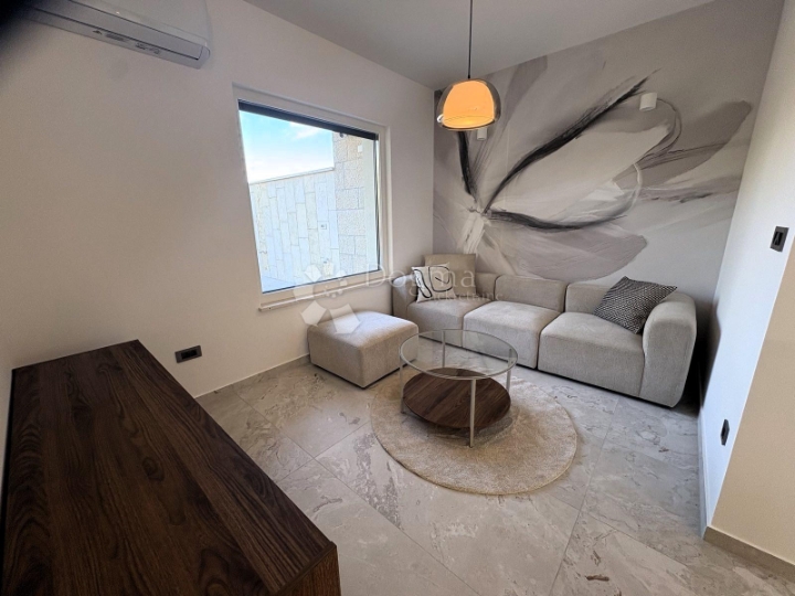 Malinska,  novogradnja s bazenom