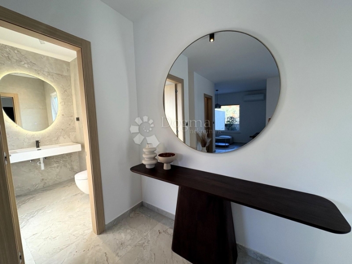 Malinska,  novogradnja s bazenom