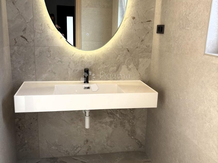 Malinska,  novogradnja s bazenom