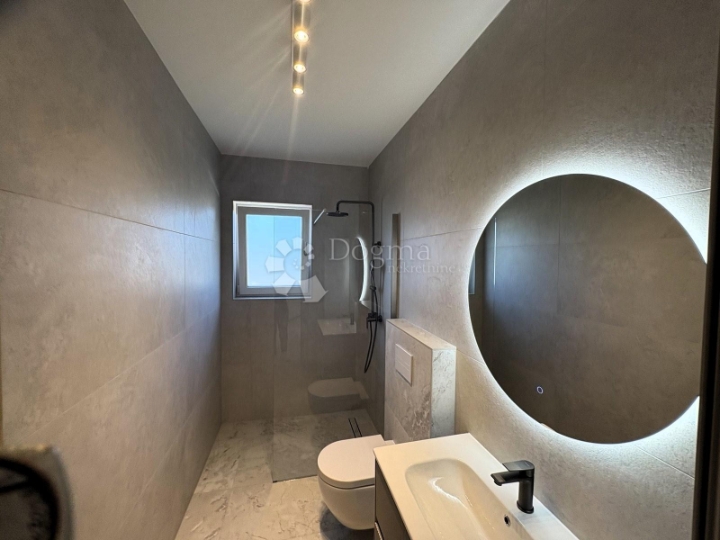 Malinska,  novogradnja s bazenom