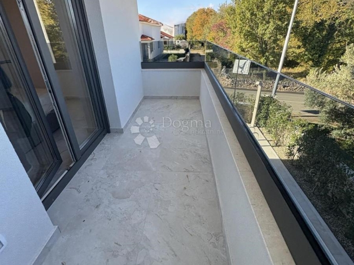 Malinska,  novogradnja s bazenom