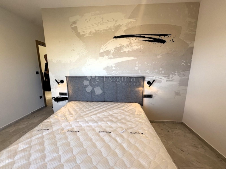 Malinska,  novogradnja s bazenom