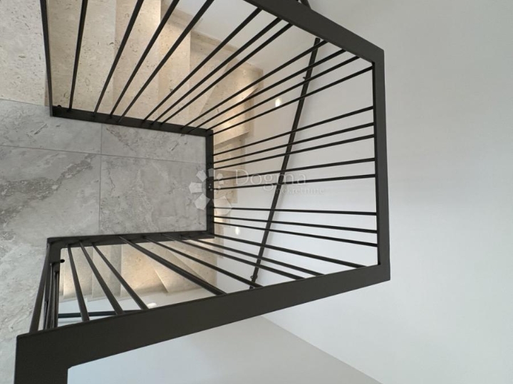 Malinska,  novogradnja s bazenom