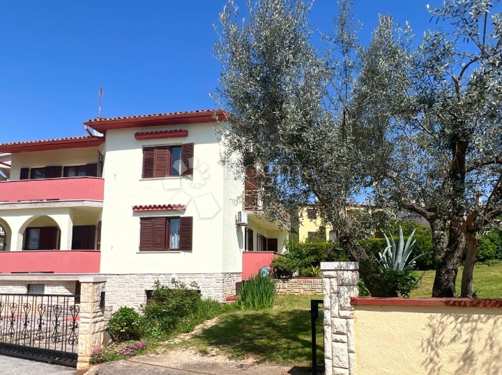 Ekskluzivno, kuća s dva stana na 250 m od mora