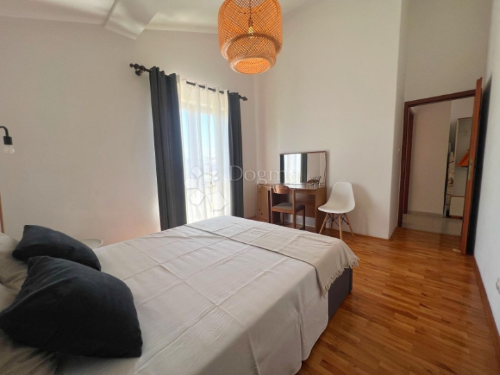 Ekskluzivno, kuća s dva stana na 250 m od mora