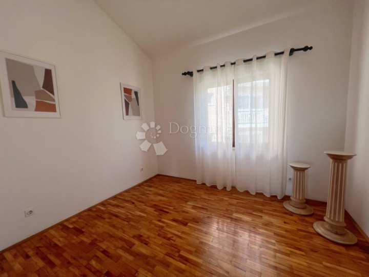 Ekskluzivno, kuća s dva stana na 250 m od mora
