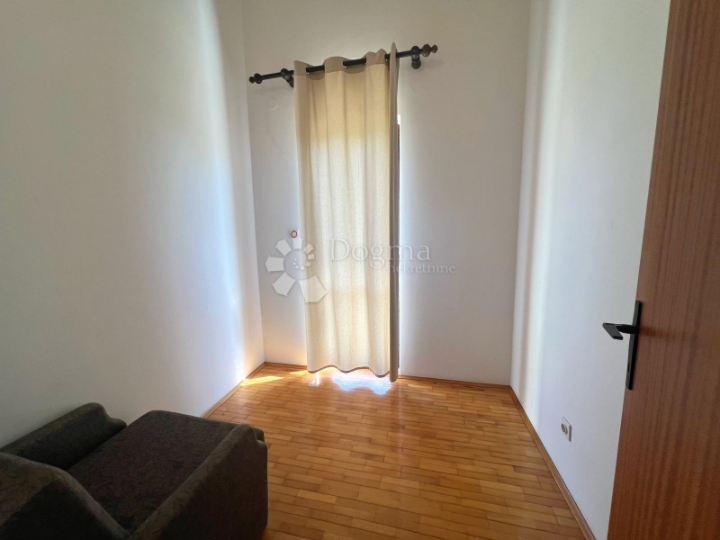 Ekskluzivno, kuća s dva stana na 250 m od mora