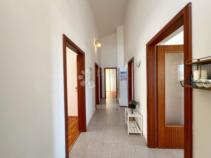 Ekskluzivno, kuća s dva stana na 250 m od mora