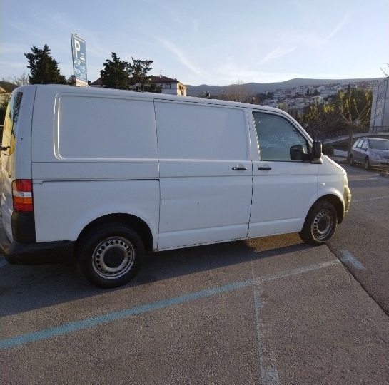 Usluga prijevoza namještaja i raznog materijala na adresu i dalje.