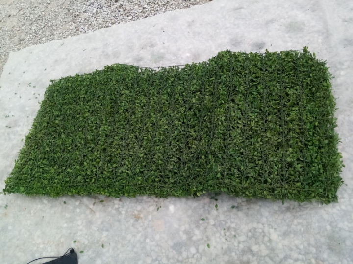 Žičana zelena sa lišćem ograda