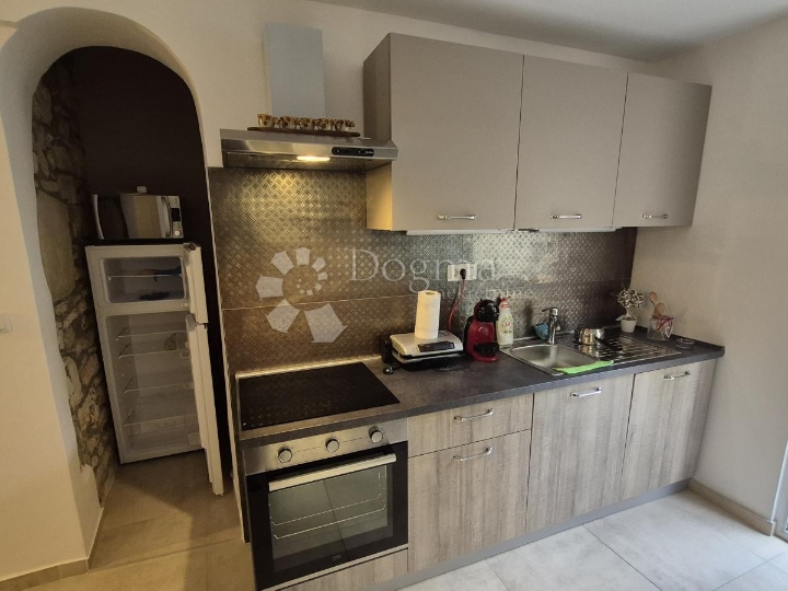 Stan blizu Ekonomskog fakulteta u Puli, 79.38 m2, uporabna