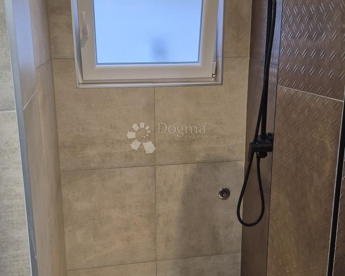 Stan blizu Ekonomskog fakulteta u Puli, 79.38 m2, uporabna