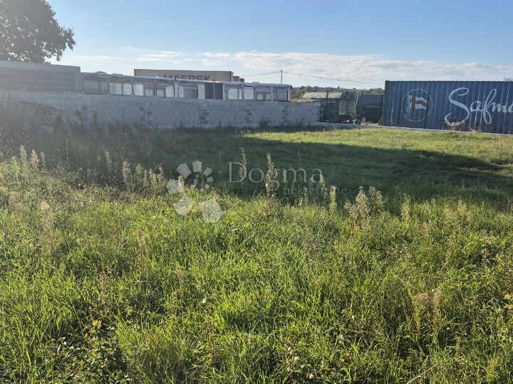 Građevinsko zemljište 474 m2 u industrijskoj zoni u Marčani