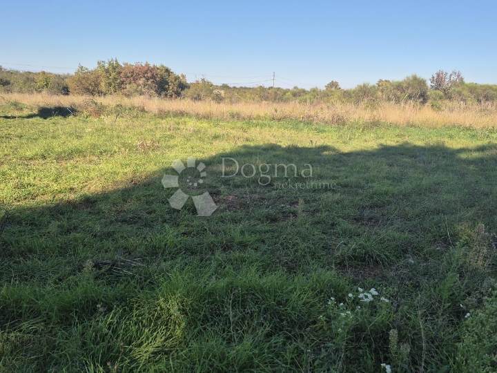 Građevinsko zemljište 474 m2 u industrijskoj zoni u Marčani