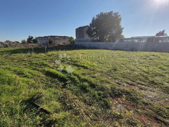 Građevinsko zemljište 474 m2 u industrijskoj zoni u Marčani