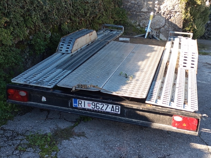 Prikolica za prijevoz automobila
