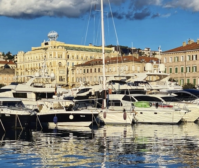 Manji stan s balkonom