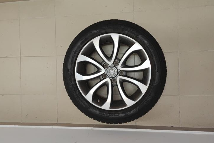 Alu felge Nissan 17" sa zim. gumama