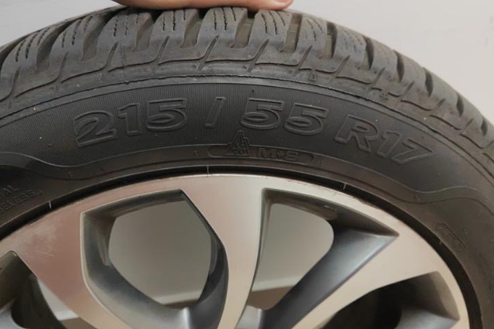 Alu felge Nissan 17" sa zim. gumama