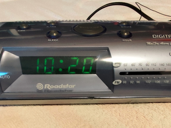 Radio budilica Roadstar