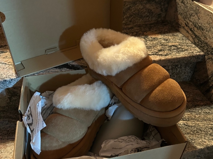 Prodajem nove UGG papuče