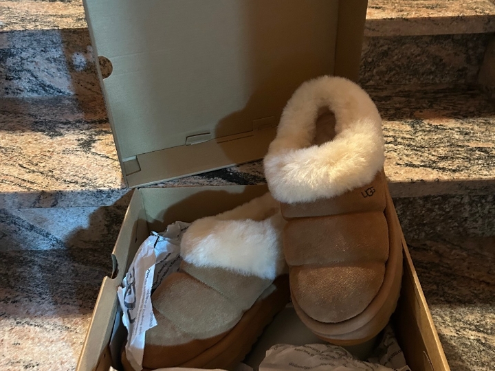 Prodajem nove UGG papuče