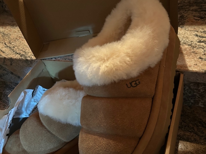Prodajem nove UGG papuče