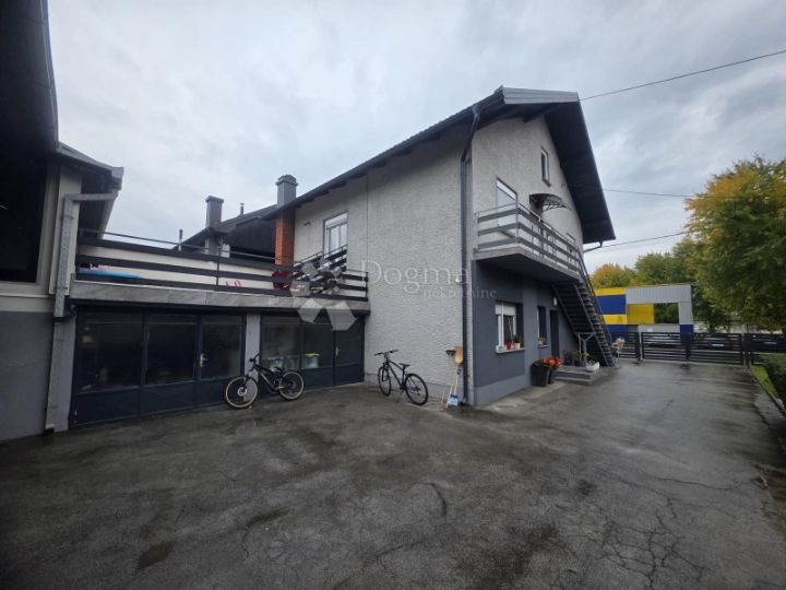 Prostrana kuća s dvije stambene jedinice i velikom parcelom