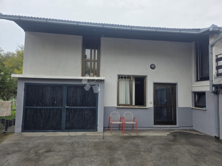 Prostrana kuća s dvije stambene jedinice i velikom parcelom