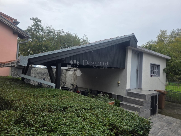 Prostrana kuća s dvije stambene jedinice i velikom parcelom