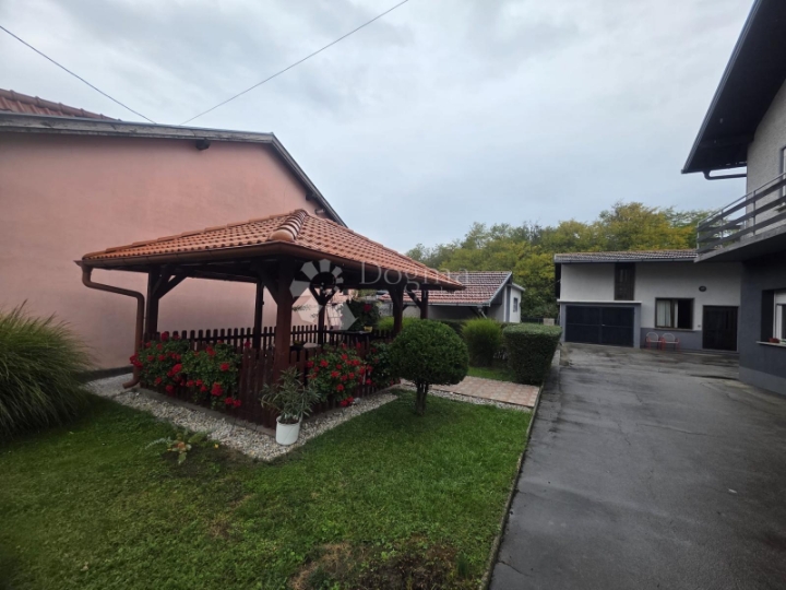 Prostrana kuća s dvije stambene jedinice i velikom parcelom