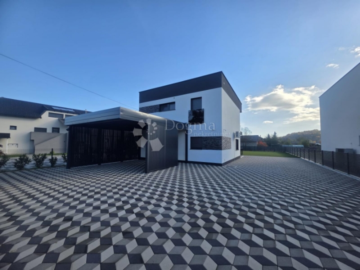 Ekskluzivna obiteljska kuća s dvorištem i vrhunskom opremom