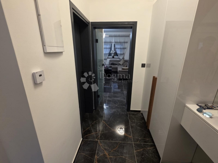 Ekskluzivna obiteljska kuća s dvorištem i vrhunskom opremom