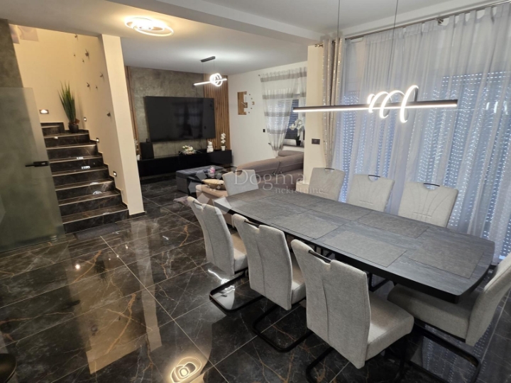 Ekskluzivna obiteljska kuća s dvorištem i vrhunskom opremom