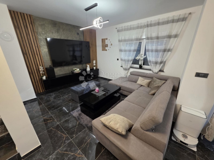 Ekskluzivna obiteljska kuća s dvorištem i vrhunskom opremom