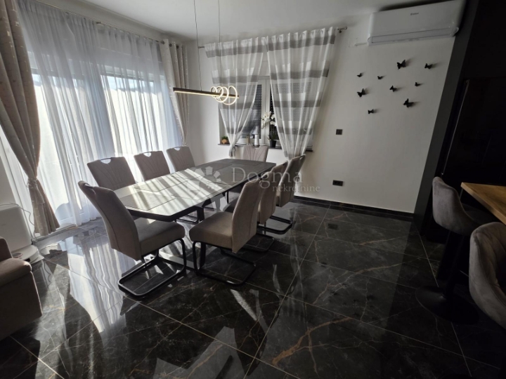 Ekskluzivna obiteljska kuća s dvorištem i vrhunskom opremom