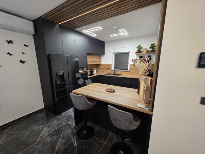 Ekskluzivna obiteljska kuća s dvorištem i vrhunskom opremom