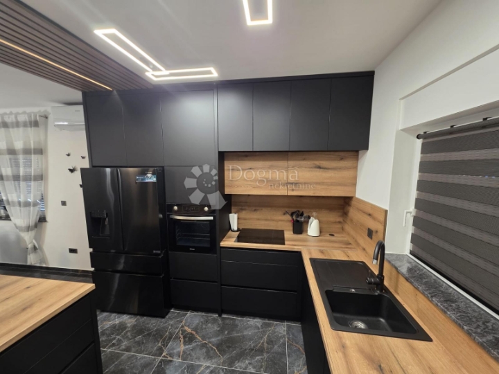 Ekskluzivna obiteljska kuća s dvorištem i vrhunskom opremom