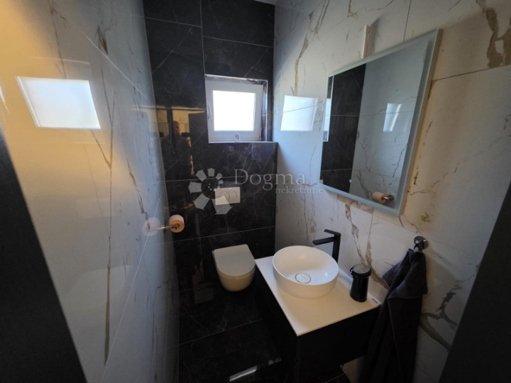 Ekskluzivna obiteljska kuća s dvorištem i vrhunskom opremom