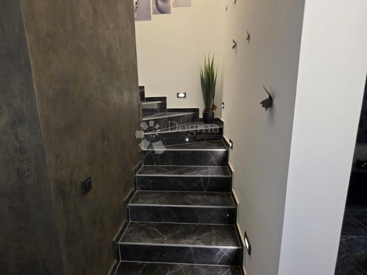 Ekskluzivna obiteljska kuća s dvorištem i vrhunskom opremom